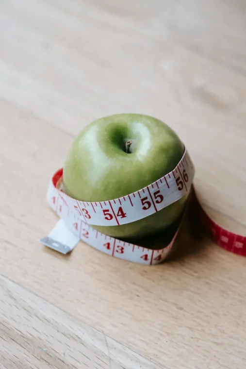 pomme entouree d`un metre ruban